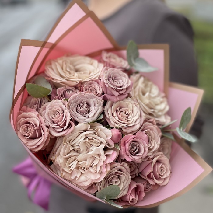 Букет из кустовых и пионовидных роз Петра