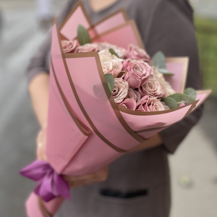 Букет из кустовых и пионовидных роз Петра