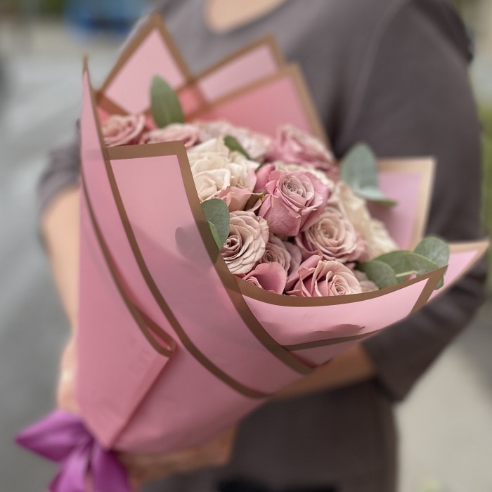 Букет из кустовых и пионовидных роз Петра