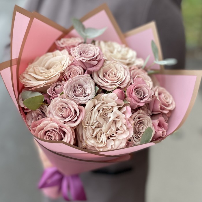 Букет из кустовых и пионовидных роз Петра