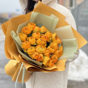 25 желтых ранункулюсов с эвкалиптом