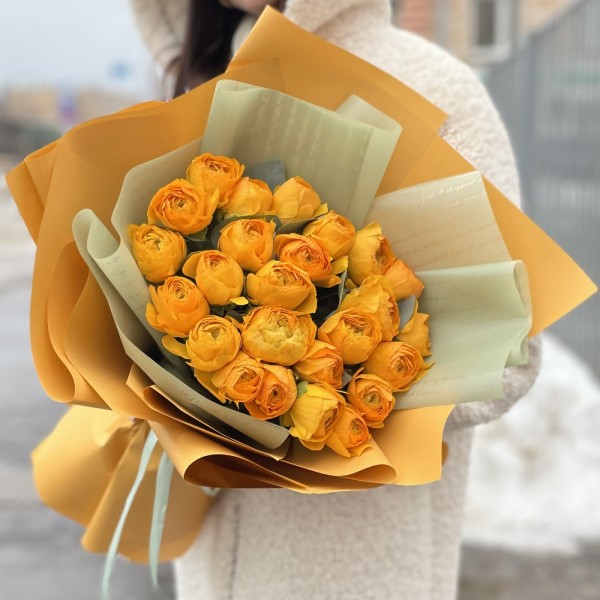 25 желтых ранункулюсов с эвкалиптом