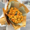 25 желтых ранункулюсов с эвкалиптом