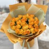 25 желтых ранункулюсов с эвкалиптом