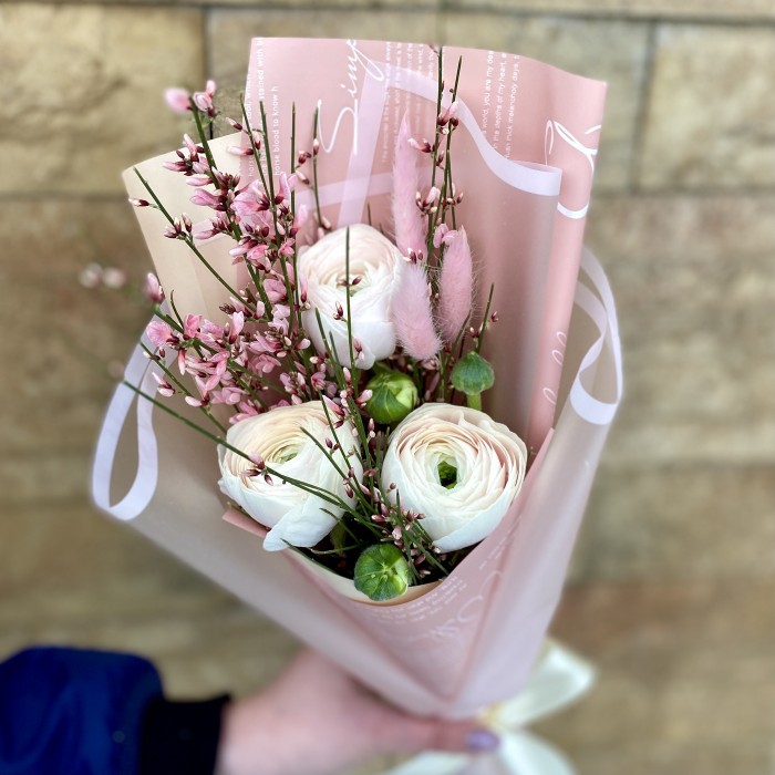 Букет из ранункулюсов с генистой