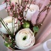 Букет из ранункулюсов с генистой