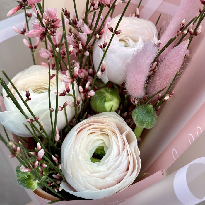 Букет из ранункулюсов с генистой