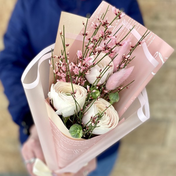 Букет из ранункулюсов с генистой