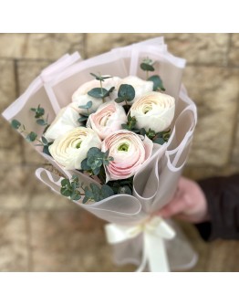 Букет белых ранункулюсов с эвкалиптом