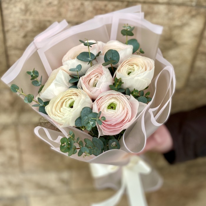 Букет белых ранункулюсов с эвкалиптом