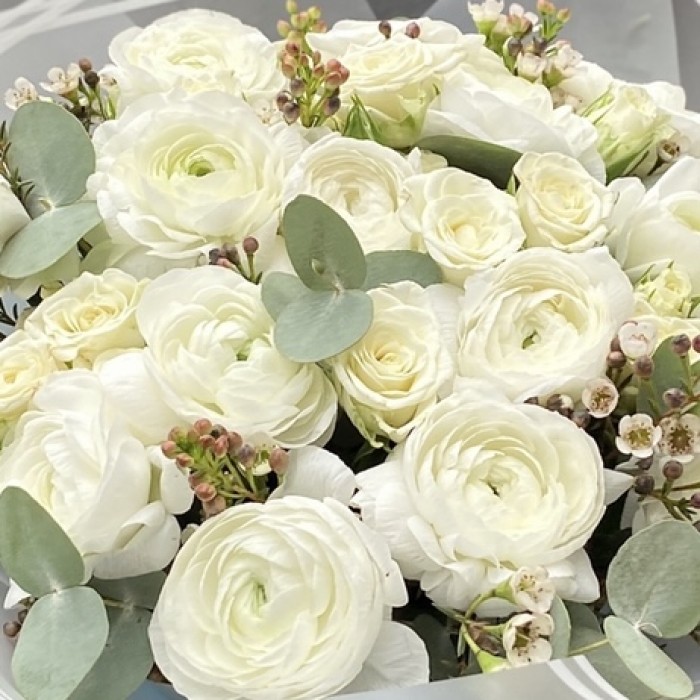 Букет из ранункулюсов и кустовой розы