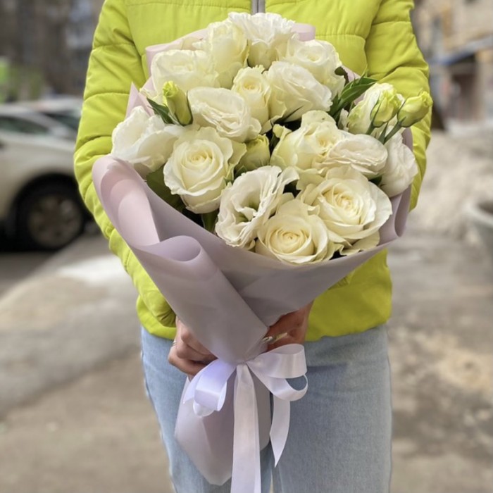 Белый букет эустом и роз