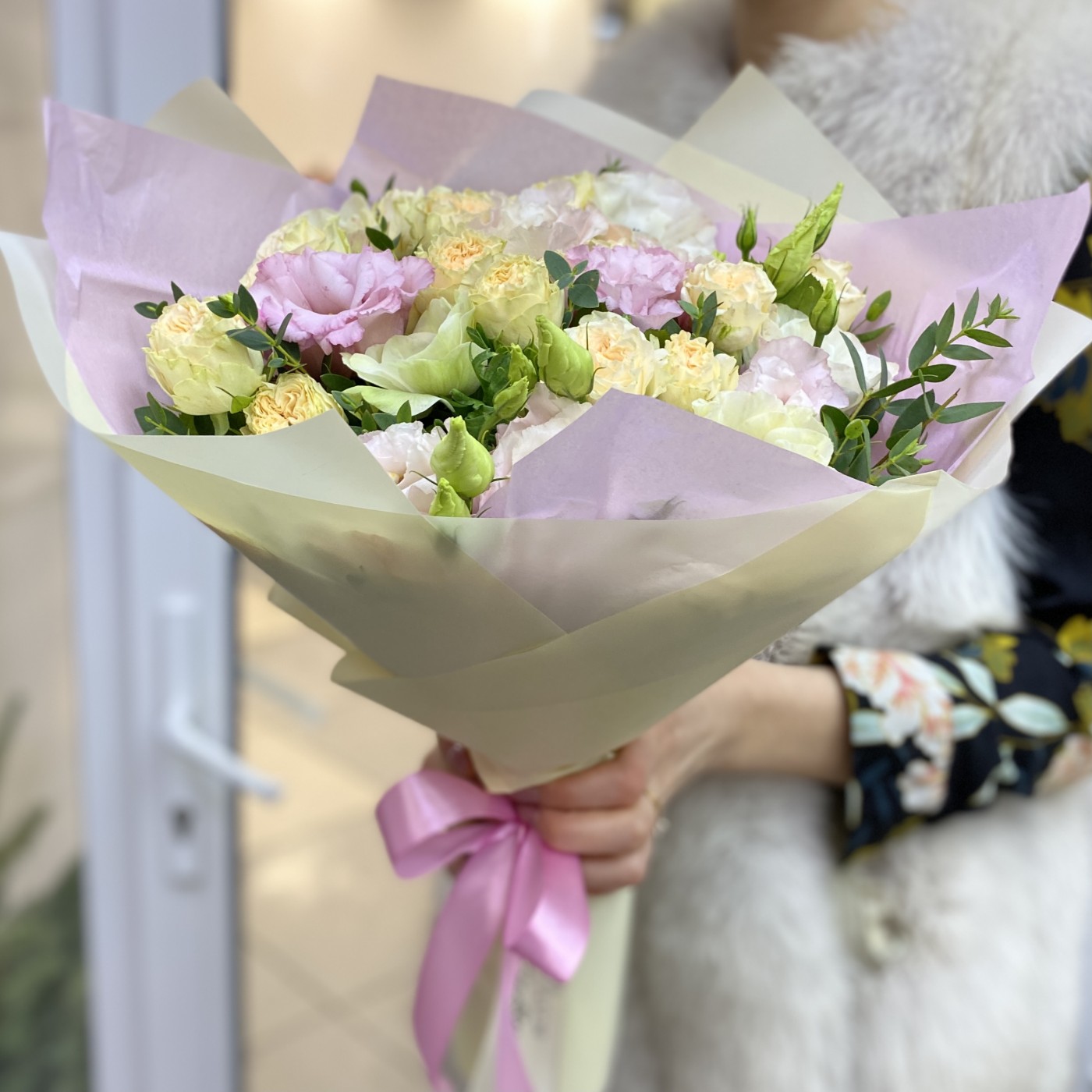 Эксклюзивный букет с пионовидными розами и анемонами до 5000 рублей с доставкой на Женский День Восьмого Марта