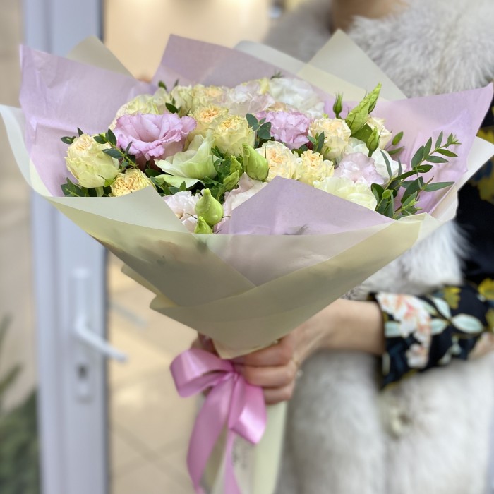 Букет пионовидных роз и анемонов