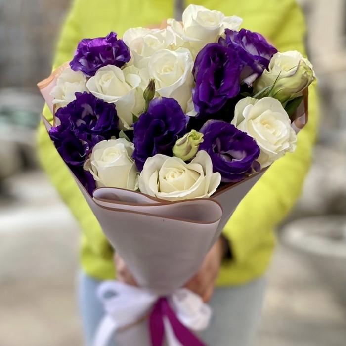Фиолетовый букет эустом и роз