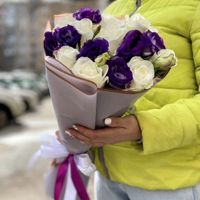Фиолетовый букет эустом и роз