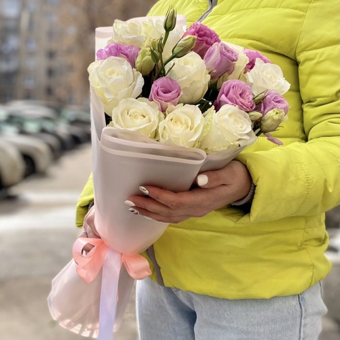 Розовый букет эустом и роз