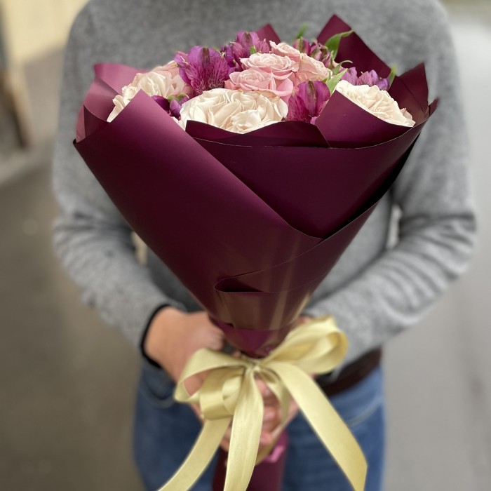 Букет из роз Петра и альстромерий