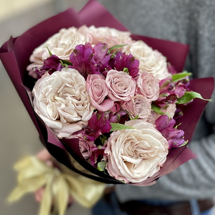 Букет из роз Петра и альстромерий
