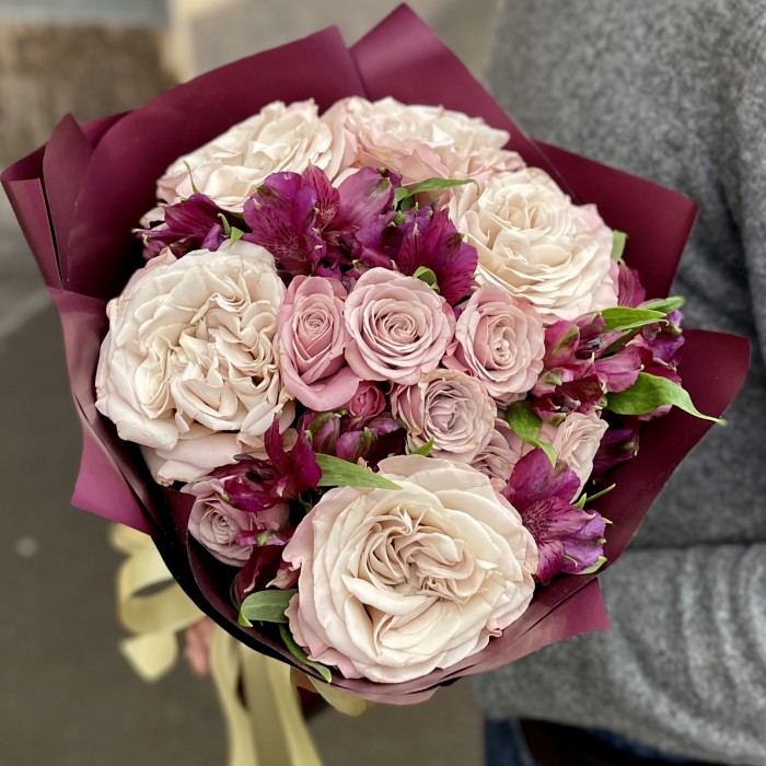 Букет из роз Петра и альстромерий