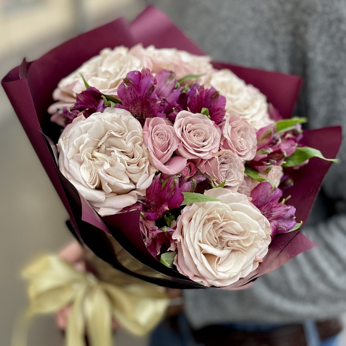 Букет из роз Петра и альстромерий