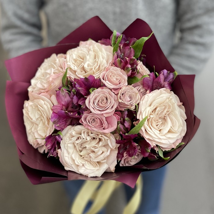 Букет из роз Петра и альстромерий