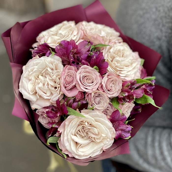 Букет из роз Петра и альстромерий