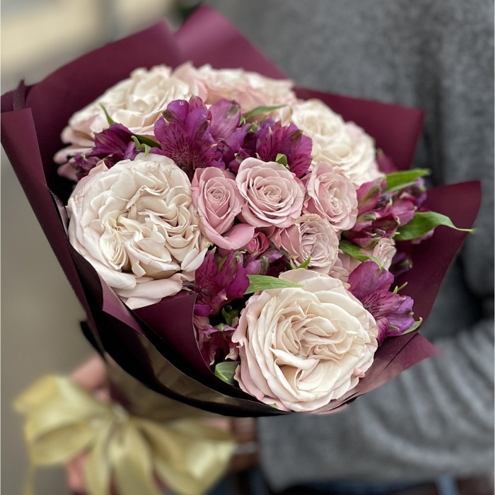 Букет из роз Петра и альстромерий