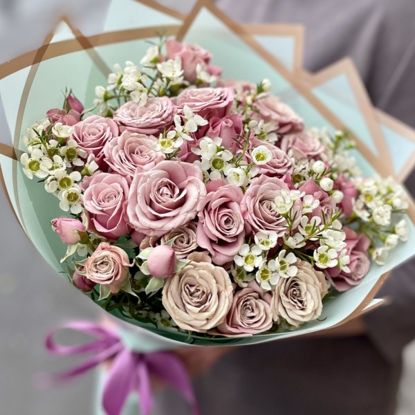 Букет из сиреневых кустовых роз Фурсато