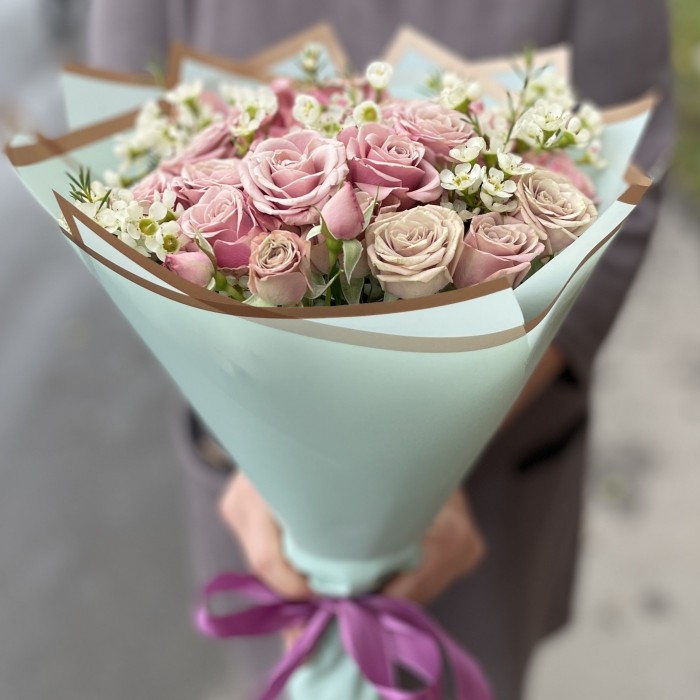 Букет из сиреневых кустовых роз Фурсато