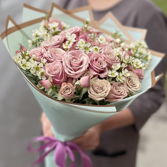 Букет из сиреневых кустовых роз Фурсато