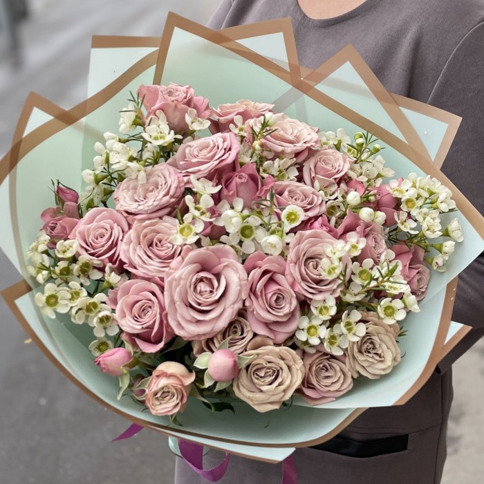 Букет из сиреневых кустовых роз Фурсато