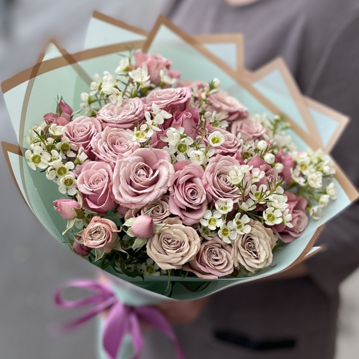 Букет из сиреневых кустовых роз Фурсато