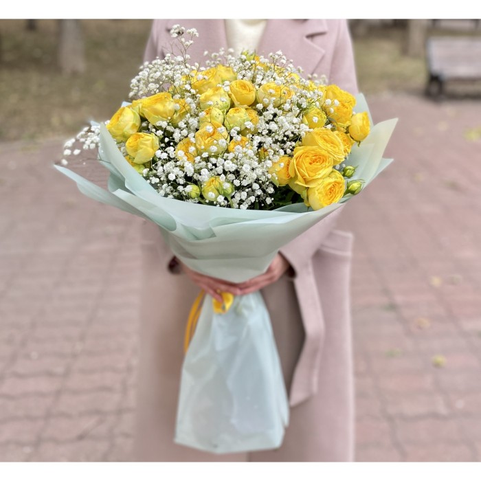 Букет из жёлтых пионовидных роз с гипсофилой