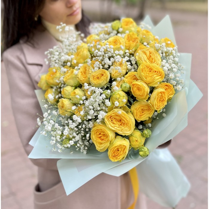Букет из жёлтых пионовидных роз с гипсофилой