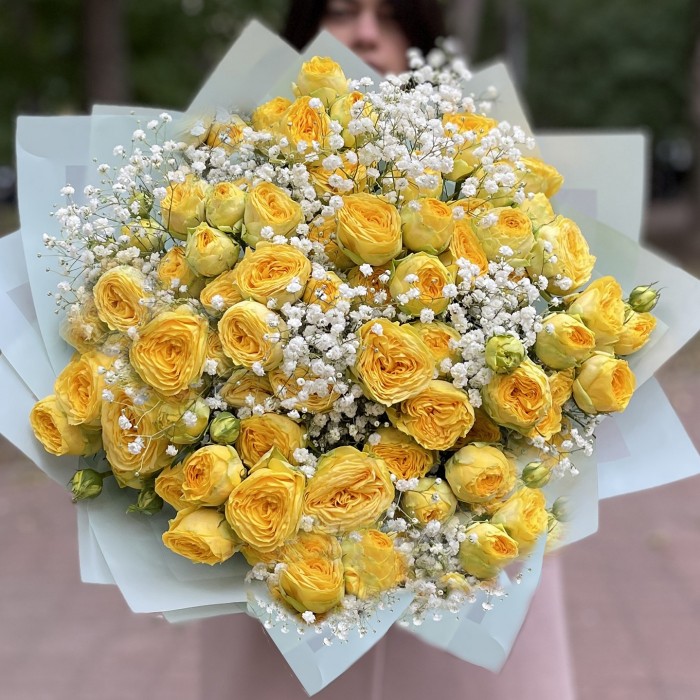 Букет из жёлтых пионовидных роз с гипсофилой