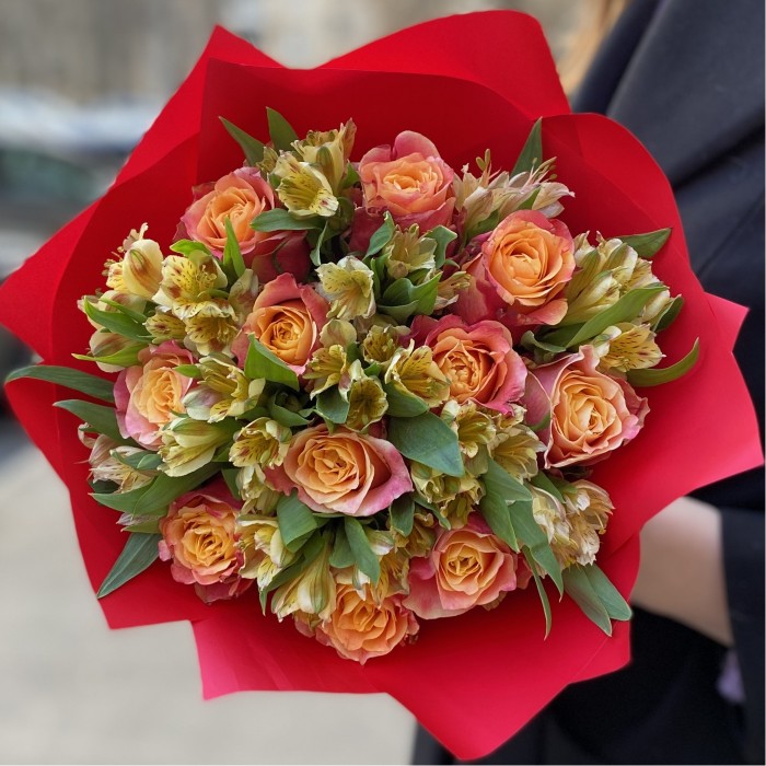 Яркий букет красно-оранжевых роз 3Д и альстромерий