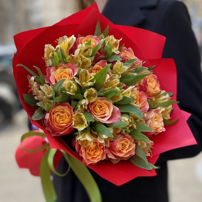 Яркий букет красно-оранжевых роз 3Д и альстромерий