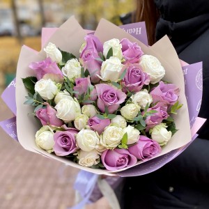 Лиловый букет с пионовидными розами