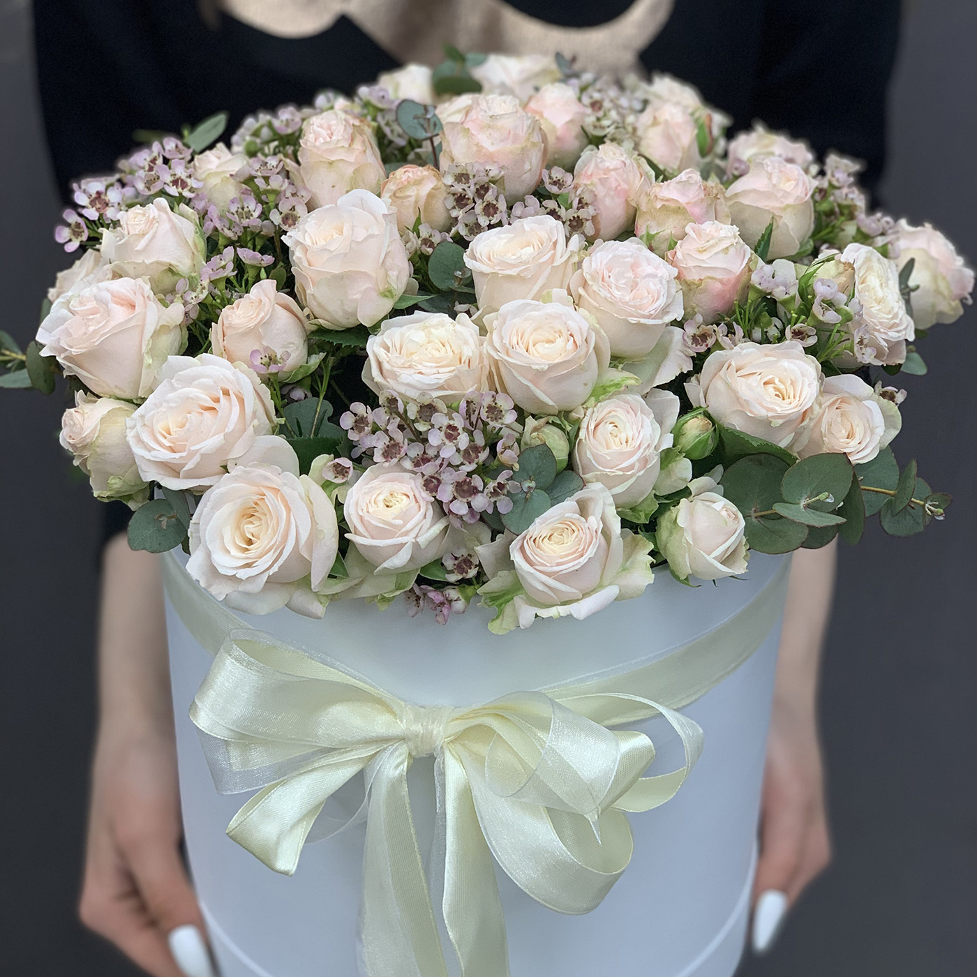 Шикарный букет белых роз в коробке с доставкой