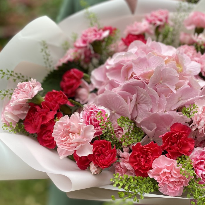 Букет розовых гортензий и гвоздик