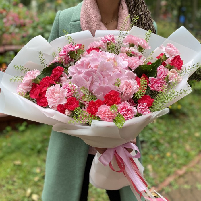 Букет розовых гортензий и гвоздик