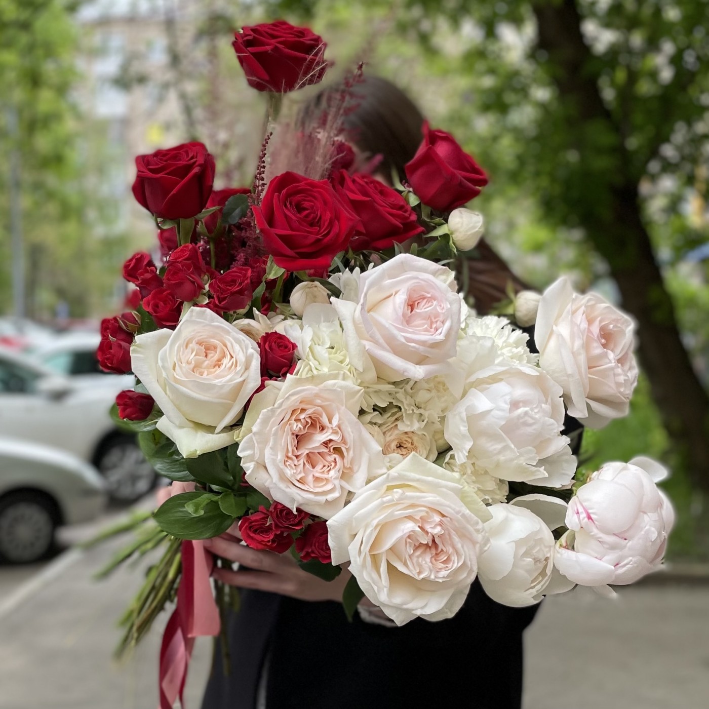 Шикарные пионы с розами на День влюбленных 14 февраля