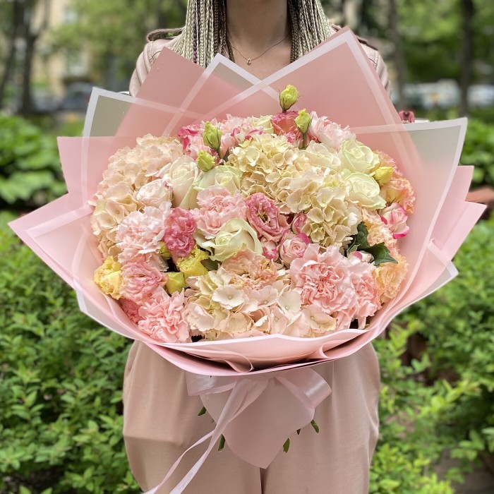 Большой нежно розовый букет