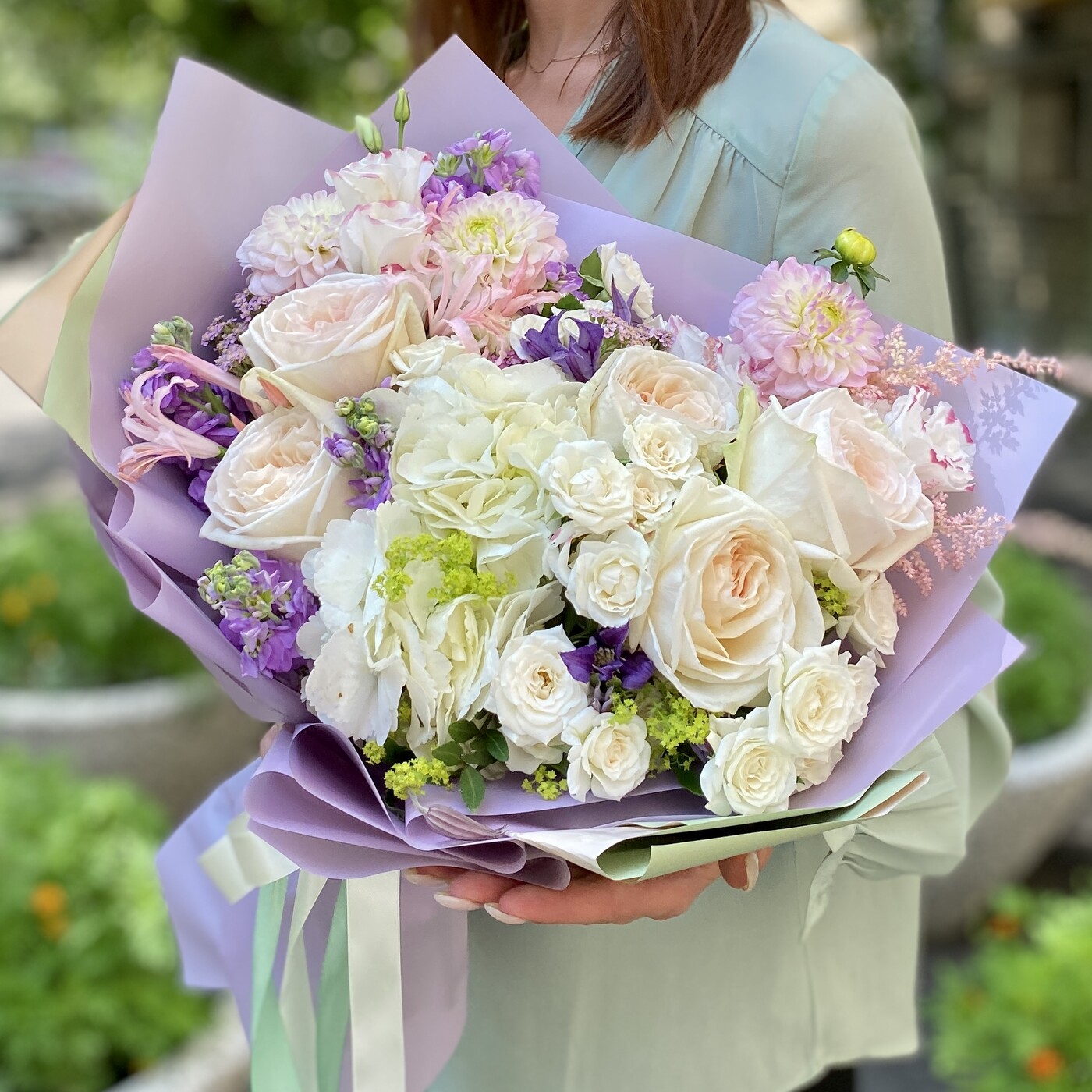 Шикарный букет с белыми пионовидными розами с доставкой на Женский День Восьмого Марта