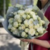 Букет из пионовидных роз Мисс Бомбастик и эвкалиптом