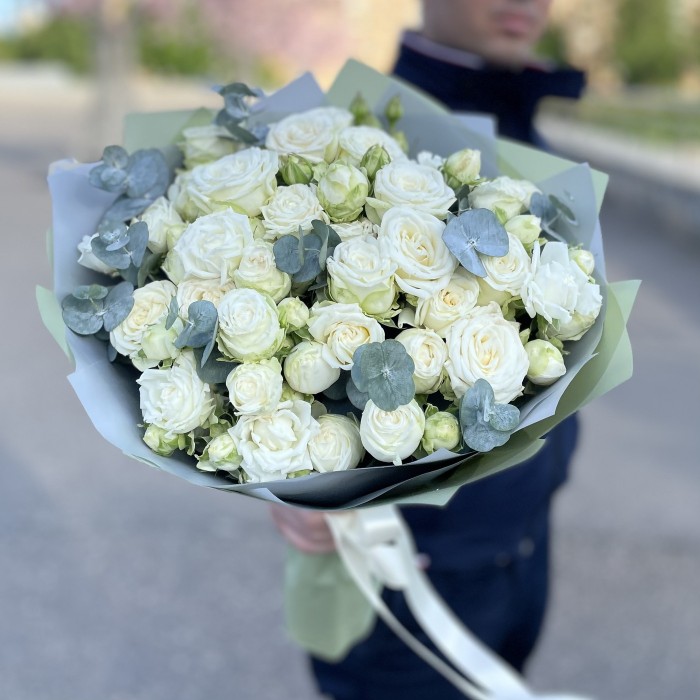 Букет из пионовидных роз Мисс Бомбастик и эвкалиптом