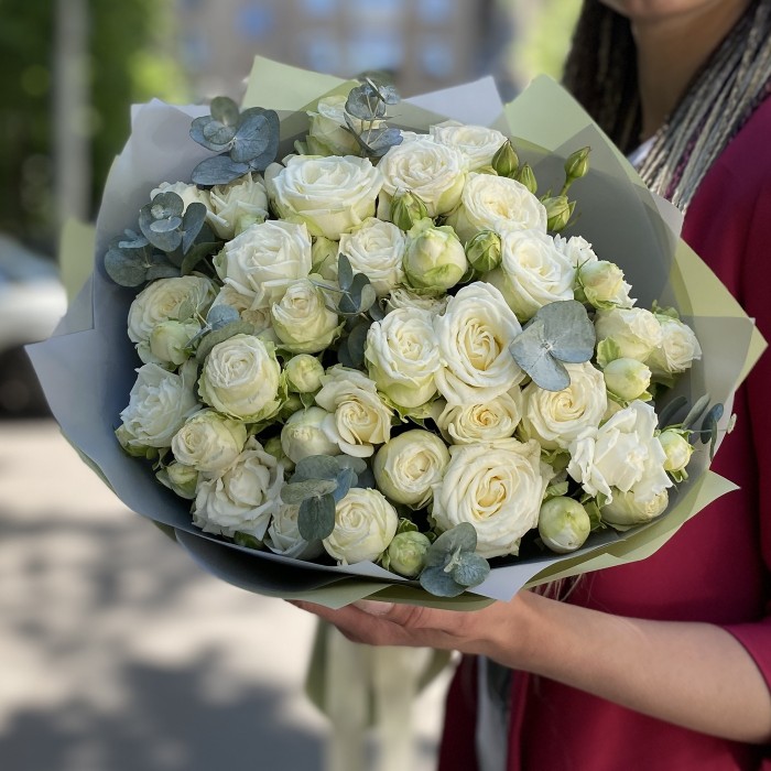 Букет из пионовидных роз Мисс Бомбастик и эвкалиптом