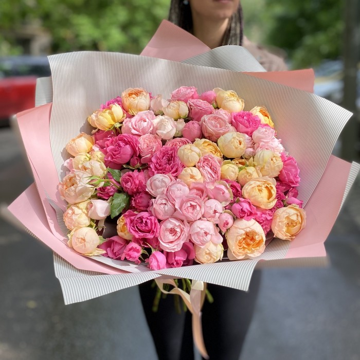 Букет разноцветных пионовидных роз
