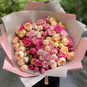 Букет разноцветных пионовидных роз